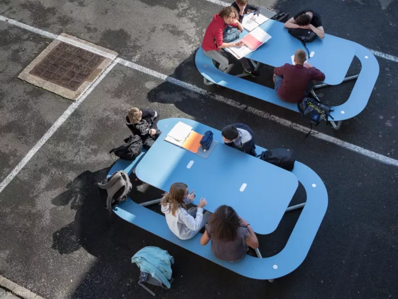 Table pic nic en HPL pour la cour de récréation de l’Athénée Royal de Rochefort