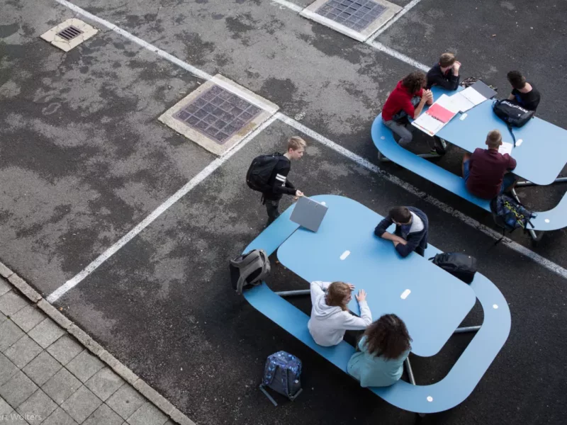 Table pic nic en HPL pour la cour de récréation de l’Athénée Royal de Rochefort