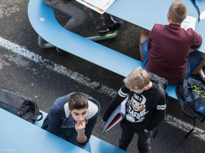 Table pic nic en HPL pour la cour de récréation de l’Athénée Royal de Rochefort
