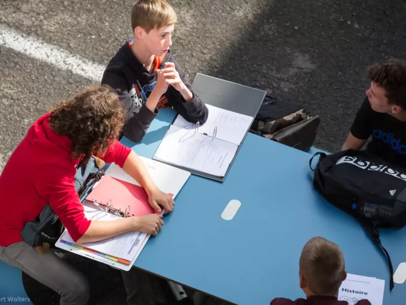 Table pic nic en HPL pour la cour de récréation de l’Athénée Royal de Rochefort