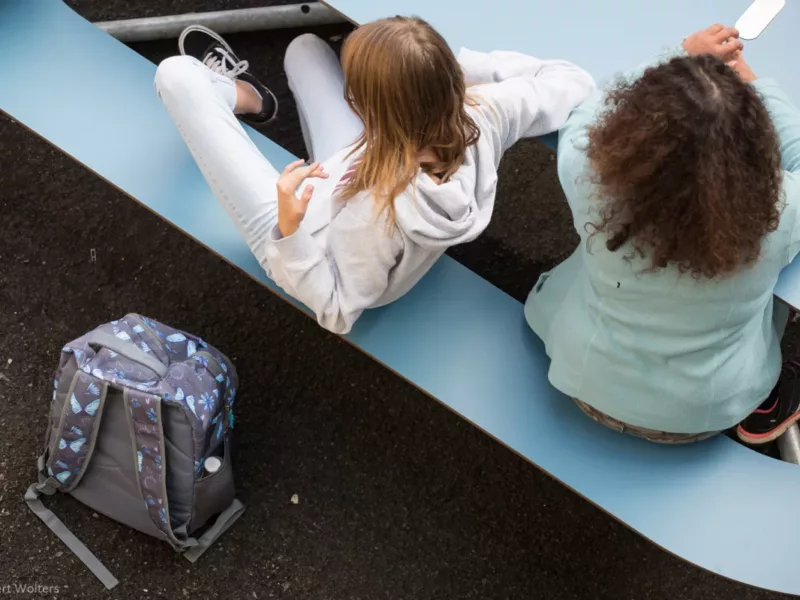 Table pic nic en HPL pour la cour de récréation de l’Athénée Royal de Rochefort