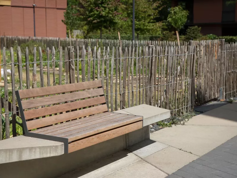 Quartier d’affaires de Grünewald : un choix de bancs tout en confort