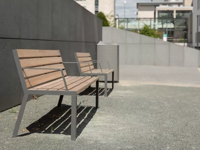 Quartier d’affaires de Grünewald : un choix de bancs tout en confort