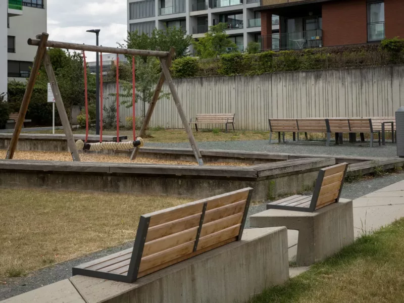 Quartier d’affaires de Grünewald : un choix de bancs tout en confort