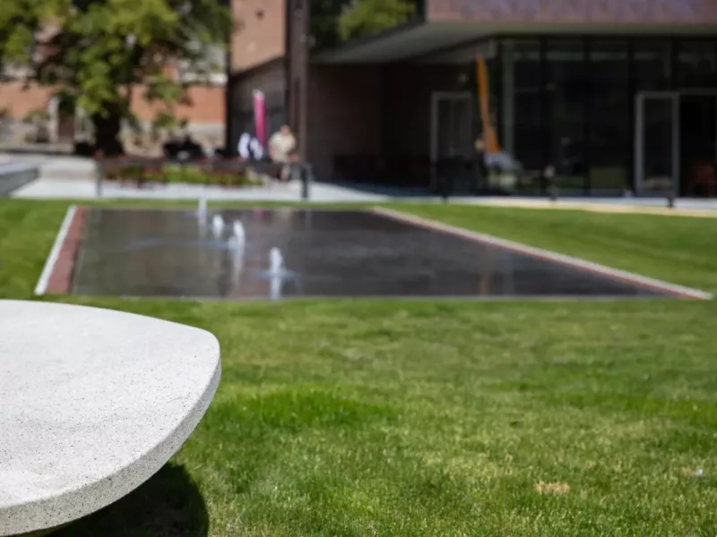 Installation d’un mobilier urbain tendance pour un des plus anciens hôpitaux d’Europe