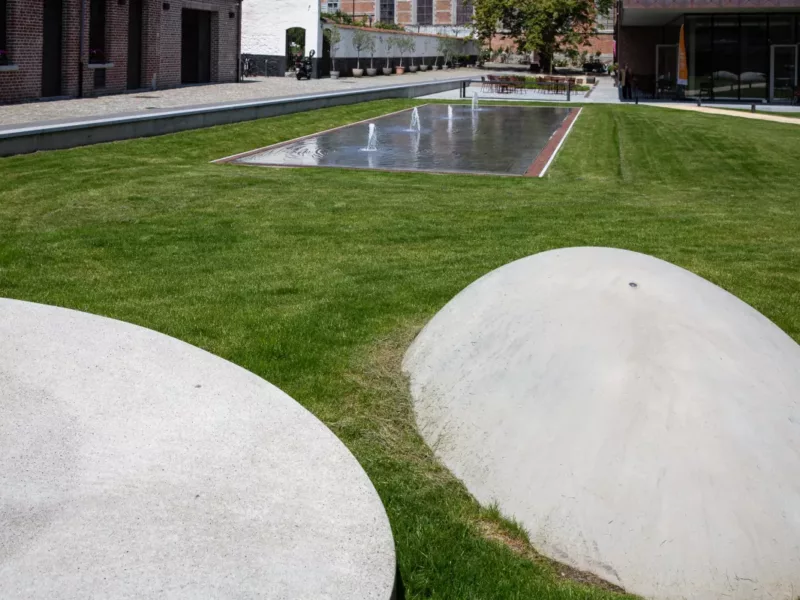 Installation d’un mobilier urbain tendance pour un des plus anciens hôpitaux d’Europe