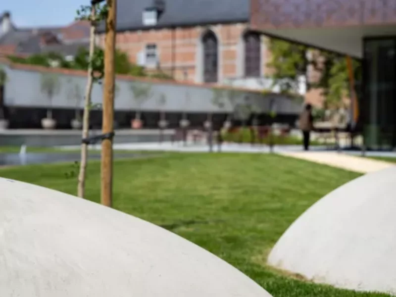 Installation d’un mobilier urbain tendance pour un des plus anciens hôpitaux d’Europe