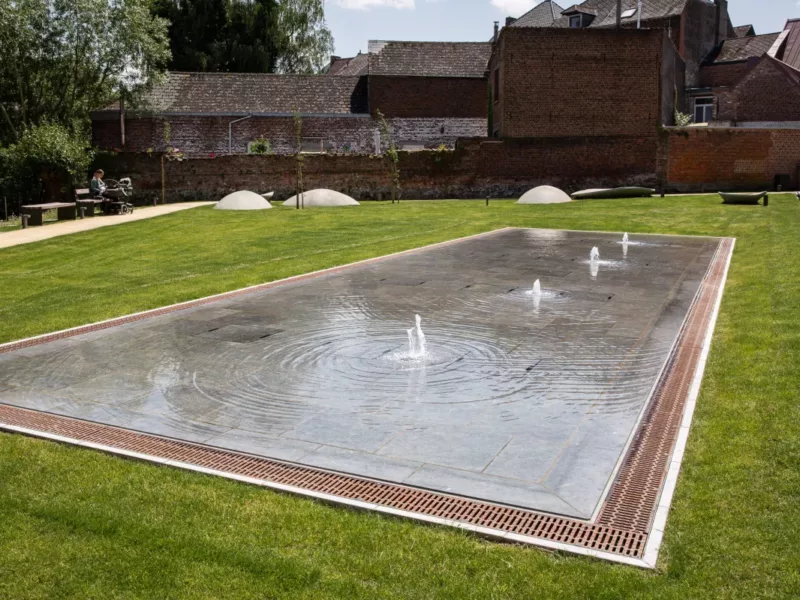 Installation d’un mobilier urbain tendance pour un des plus anciens hôpitaux d’Europe