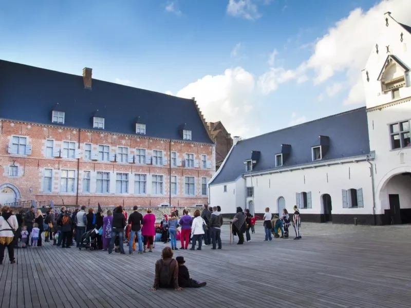Installation d’un mobilier urbain tendance pour un des plus anciens hôpitaux d’Europe