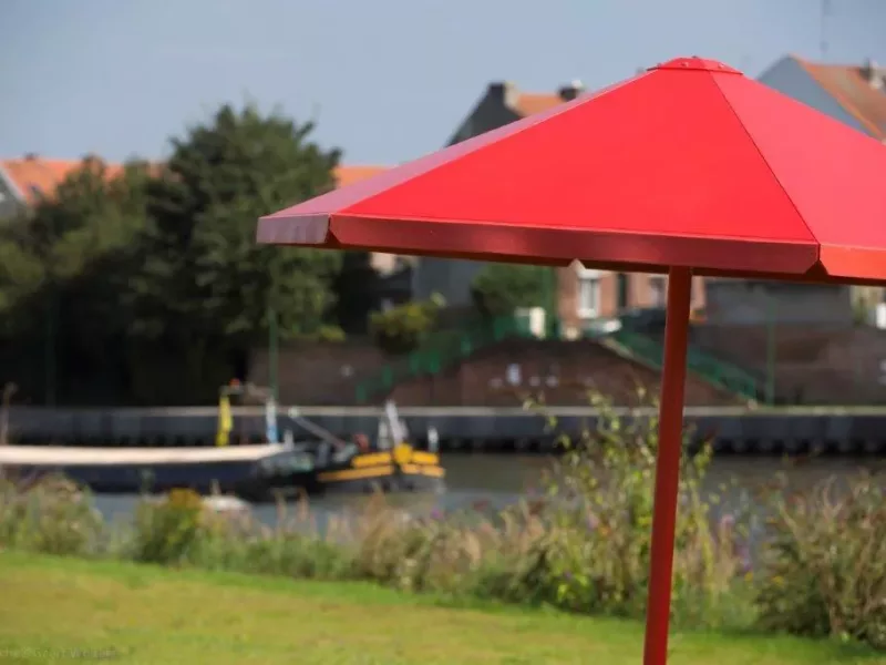Parasols urbains sur les rives de la Dêule
