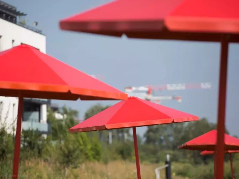 Parasols urbains sur les rives de la Dêule