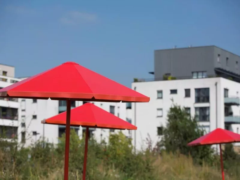Parasols urbains sur les rives de la Dêule