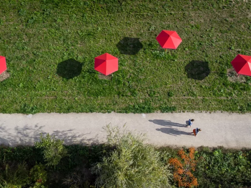 Parasols urbains sur les rives de la Dêule