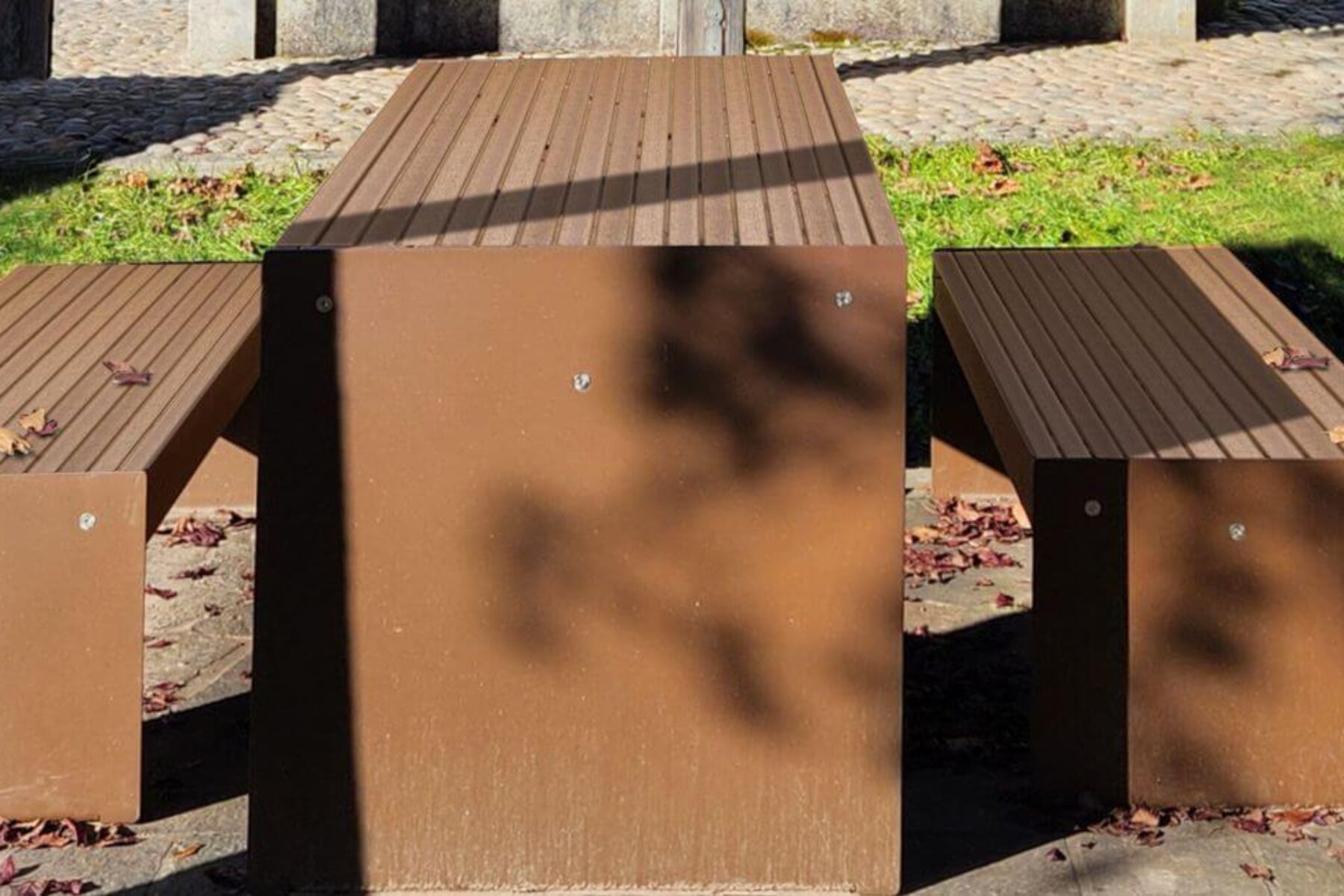 Table Lena — Mobilier urbain