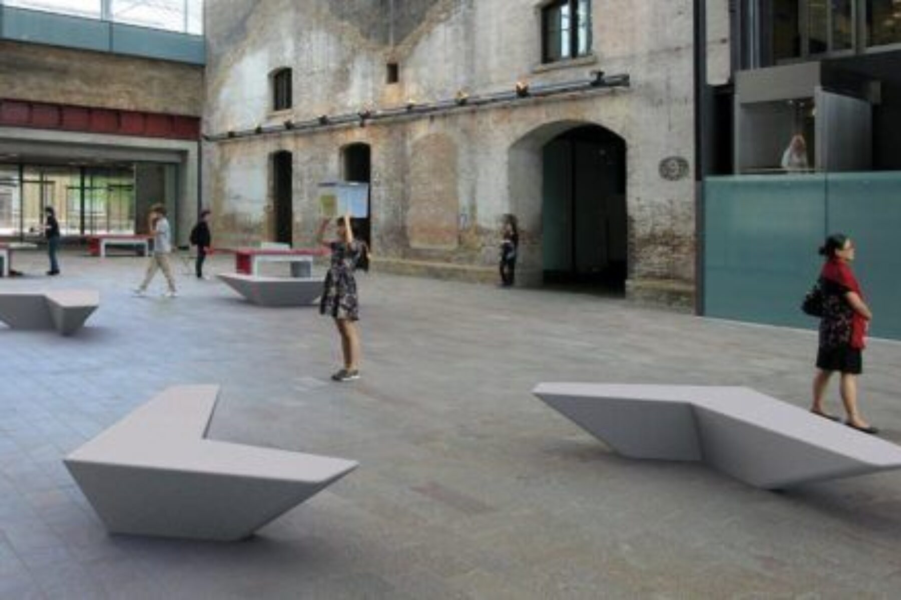 Banc Arrow — Mobilier urbain