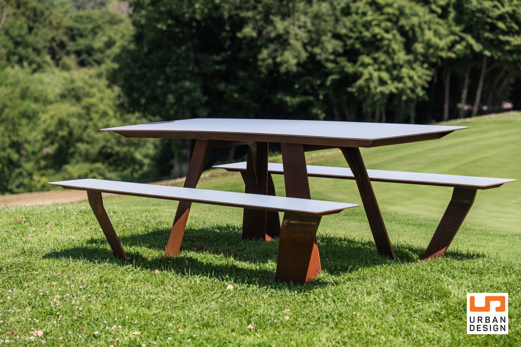 Notre première table HORIZON© au Golf de Liège-Gomzé 3 Urban Design Table Horizon Golf Liege Gomze 4