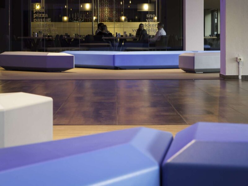 Banc Coffin Lounge pour le cinéma UGC à Thurnout