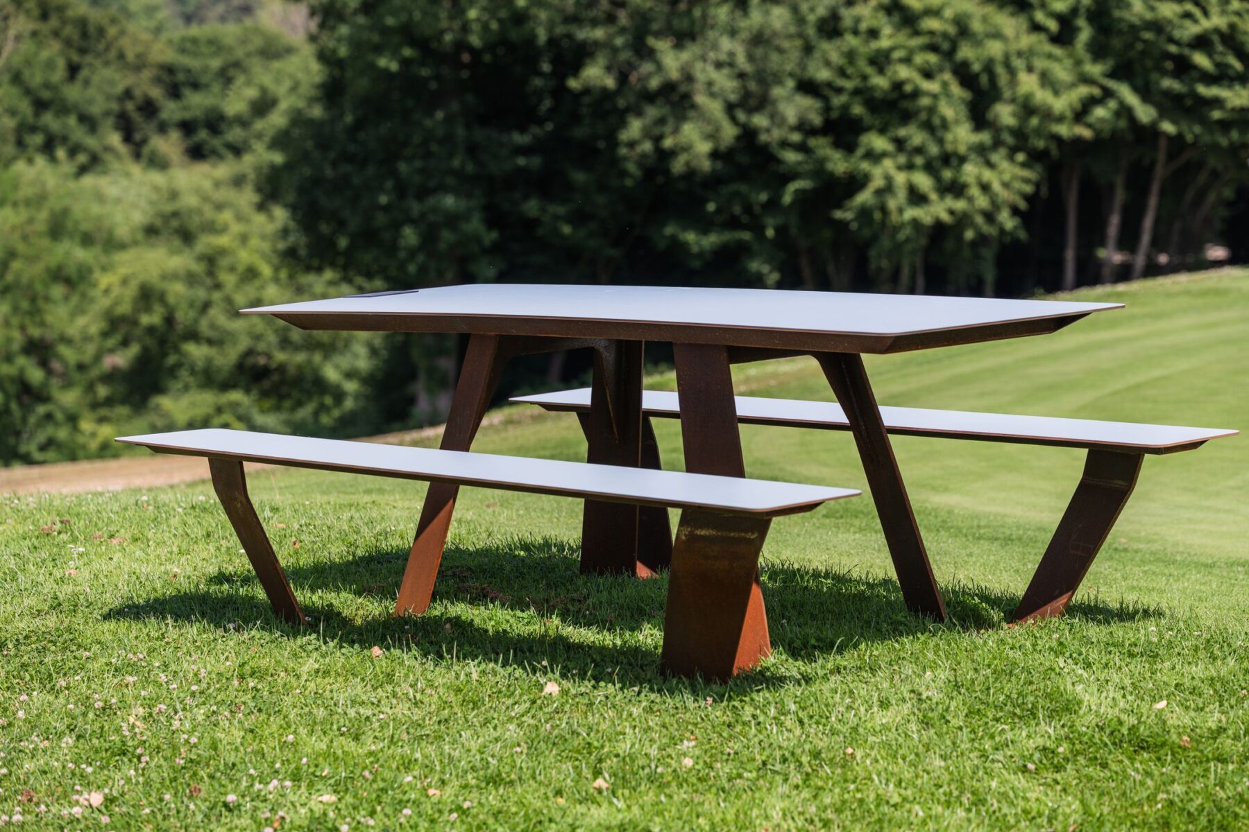 Mobilier urbain sur mesure 1 Table Horizon