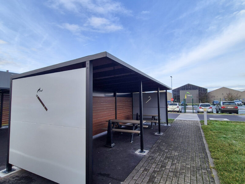 Aménagement extérieur complet chez Lyreco : mobilier urbain et solutions de mobilité