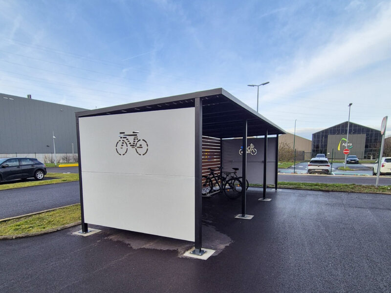 Aménagement extérieur complet chez Lyreco : mobilier urbain et solutions de mobilité